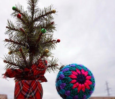 Crochet Pattern - Retro Christmas Ball Ornament | Digital Download | by HMYC